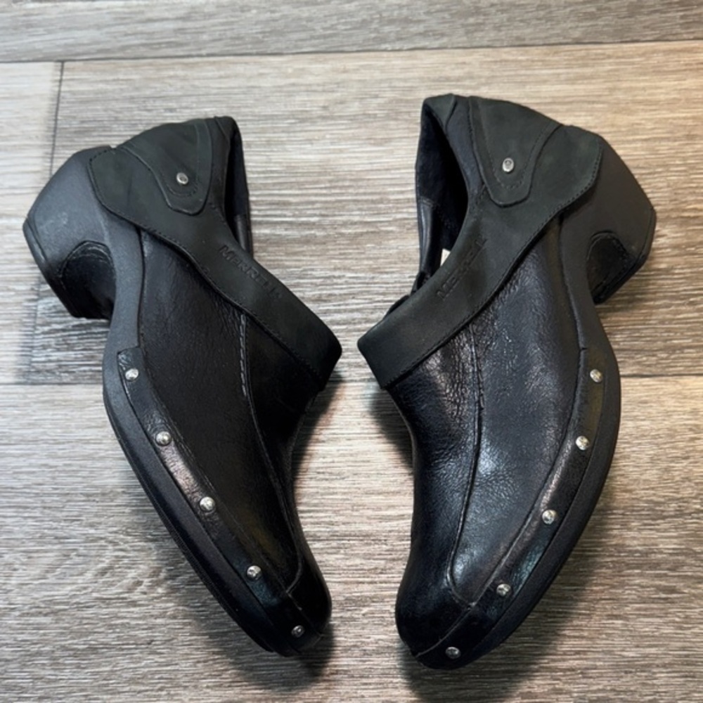 Merrell Black Leather shoes with Studded Detail woman’s 9.5 (s202)